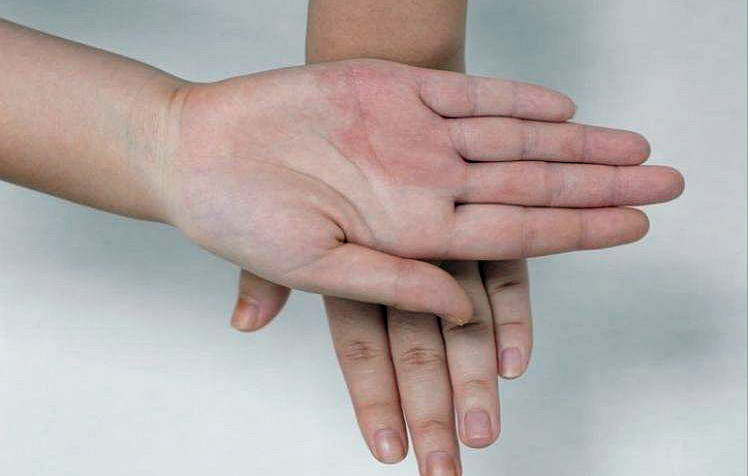 视频封面：女性正在使用益肽酶植萃清洁粉进行面部刷洗